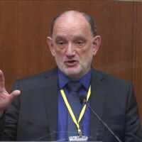 Le Dr David Fowler, la main levée, témoigne à la barre.