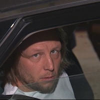 François Asselin dans une voiture de police.