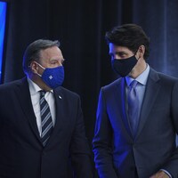 Les deux politiciens discutent avec leurs masques.