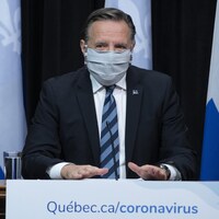 Francois Legault portait le masque à son arrivée à la conférence de presse.