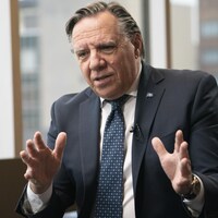 Le premier ministre du Québec, François Legault, est assis et accorde une entrevue.