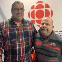 Gaith Boucher et Rémy Mailloux dans les locaux de Radio-Canada à Rouyn-Noranda.