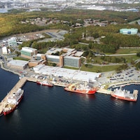 Vue aérienne des installations de la Garde côtière dans le port d'Halifax.