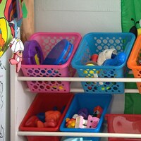Des jouets rangés dans des bacs dans une garderie.