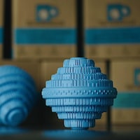 Des boules de lavage en plastique bleu.