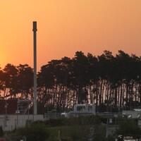 Le soleil se lève derrière une installation gazière en Allemagne.