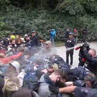 Capture d'écran d'une vidéo montrant la GRC en train d'utiliser du gaz poivré pour disperser des manifestants à Fairy Creek, sur l'île de Vancouver.