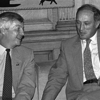 Peter Lougheed en compagnie de Pierre Elliot Trudeau pour finaliser un accord sur le prix du pétrole