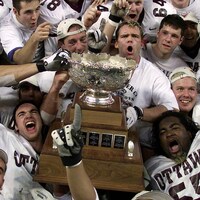 Les joueurs des Gee-Gees fêtent autour de la Coupe Vanier.