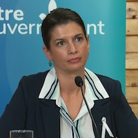 Geneviève Guilbault en conférence de presse.