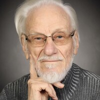 Photo de Gérard Léger qui regarde directement l'objectif.