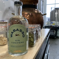Bouteille d'alcool et ses pots d'ingrédients.