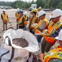 Des membres de la Première Nation des Dénés Couteaux-Jaunes étudient le produit du projet Nechalacho de la minière Cheetah Resources près de Yellowknife, dans les Territoires du Nord-Ouest, le 21 juillet 2021.