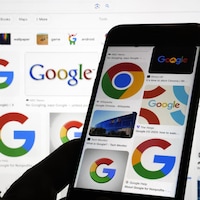 Des écrans d'ordinateur et de téléphone intelligent sur lesquels sont affichées différentes variations du logo de Google.