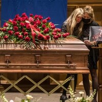 Le cercueil de Gordon Lightfoot exposé dans une église.