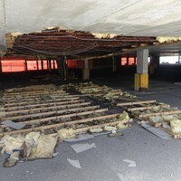 Des détritus par terre avec de la laine minérale.