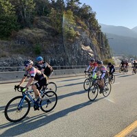 Une dizaine de cyclistes du GranFondo pédalent en montée sur la Transcanadienne à la hauteur de Horseshoe Bay à West Vancouver le 10 septembre 2022.