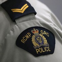 L'écusson portant les armoiries de la Gendarmerie royale du Canada est cousu à la manche de la chemise d'un agent à Winnipeg, le 24 juillet 2019.