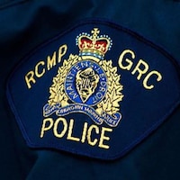 Un écusson de manteau de policier avec le logo de la Gendarmerie royale du Canada.