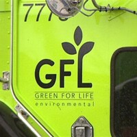Logo sur un camion de la compagnie GFL.