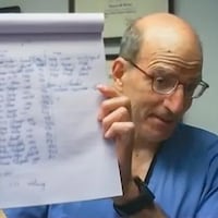 Le docteur montre sa liste de patients flouée.