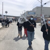 Des travailleurs manifestent devant l'usine Olymel à Vallée-Jonction.
