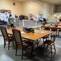 Des tables et des chaises disposées dans une cafétéria.