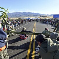 Des manifestants autochtones bloquent une route à Hawaï.