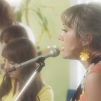 Les trois artistes chantant dans un bar.