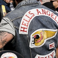 Un motard portant une veste aux couleurs des Hells Angels