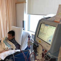 Un patient se fait traiter par une machine d'hémodialyse.