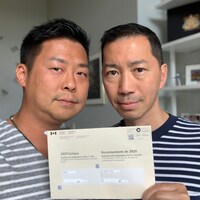 Henry Lam, à gauche, et Guy Ho, à gauche, tiennent une enveloppe du recensement entre leurs mains.