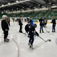 De jeunes mal voyants apprennent à patiner et à jouer au hockey lors de l'événement « Try Skating & Blind Hockey » à l'Université de la Saskatchewan le 10 janvier 2023.