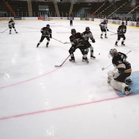 Des joueurs sur la glace.