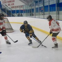 Des joueurs tentent de reprendre la rondelle sur la glace.