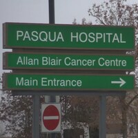 Gros plan sur le panneau qui indique l'entrée principale de l'Hôpital Pasqua.