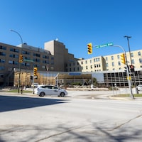 Une vue sur l'entrée de l'Hôpital Saint-Boniface.