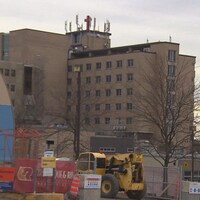 L'hôpital de Saint-Jérôme, avec le bâtiment en construction à côté.