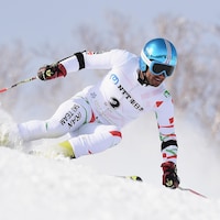 Le skieur iranien descend la pente.