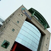 La façade en verre, avec le logo de la Ville, est prise en contre-plongée
