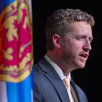 L'homme de 37 ans durant son discours devant un drapeau de la Nouvelle-Écosse.