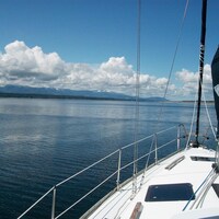 photo prise depuis un voilier avec vue sur l'ile Gabriola et l'Île de Vancouver