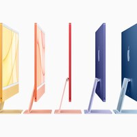 Une rangée de sept ordinateurs arborant des couleurs différentes sur un fond blanc. 