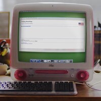 Un ordinateur iMac trône sur un bureau. Il est allumé sur la première page Wikipédia datée du 15 janvier 2001.