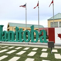 Le Manitoba est inscrit en toutes lettres sur une des routes de la province. 