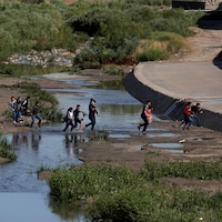 Une douzaine de migrants entrant de manière irrégulière aux États-Unis, vue du Mexique.
