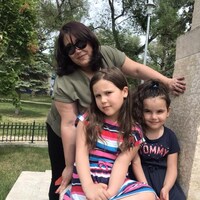 Racha Ouadia et ses deux filles.