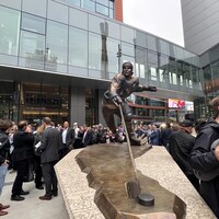 Des personnes rassemblées autour d'une sculpture dans une place publique à Winnipeg le 1er octobre 2022.