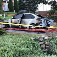 Un véhicule détruit par le feu.