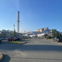 Un panache de fumée au-dessus d'installations industrielles.